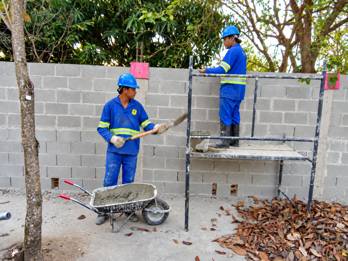 Profissionais em atividade de construção