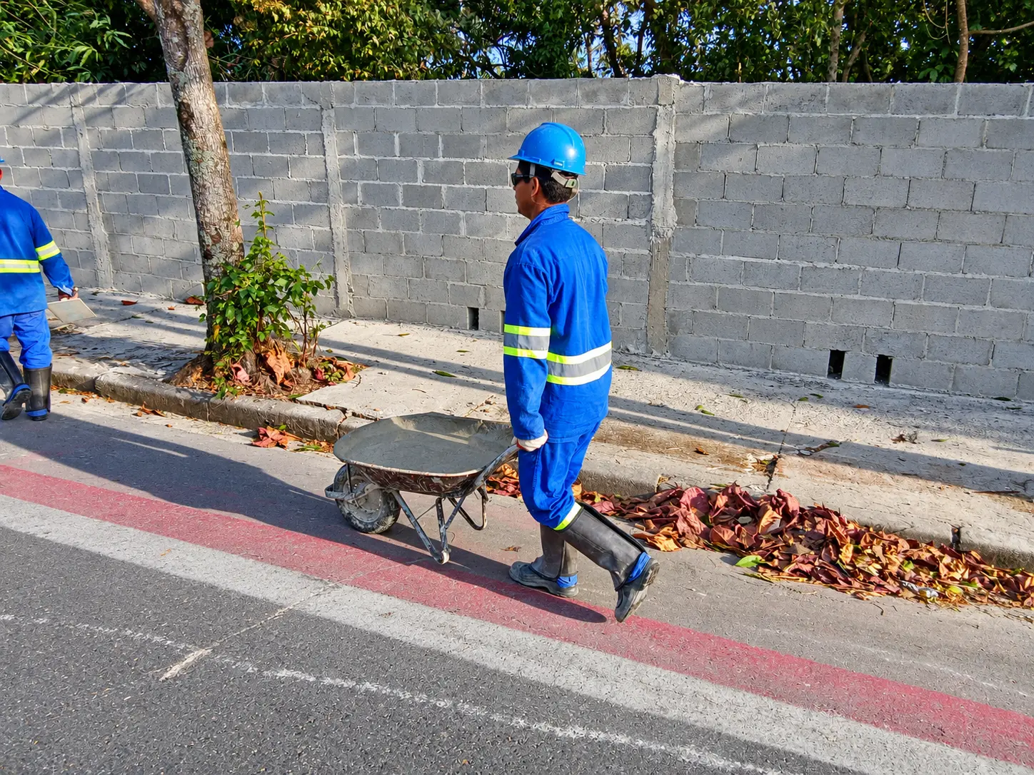 Profissionais em atividade de construção